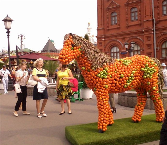 Праздник гниющей еды в Москве. Хорошо, что блокадники не видят...