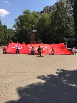 Коммунисты и комсомольцы провели для белгородцев памятную «фотосессию» в День города