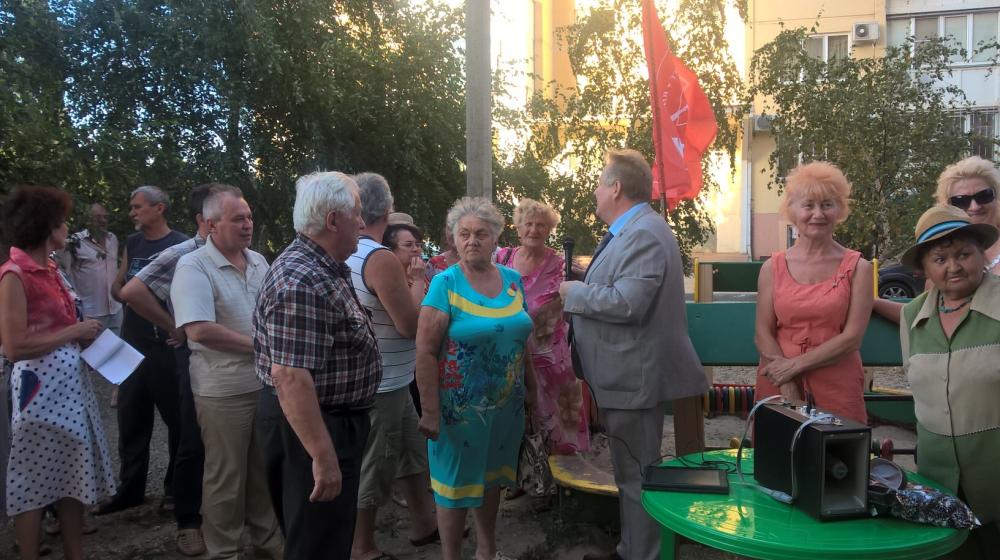 Краснодар. В рамках проекта «Народная приемная» состоялись очередные «дворовые» встречи депутата Госдумы РФ, секретаря ЦК КПРФ С.П. Обухова с жителями краевой столицы