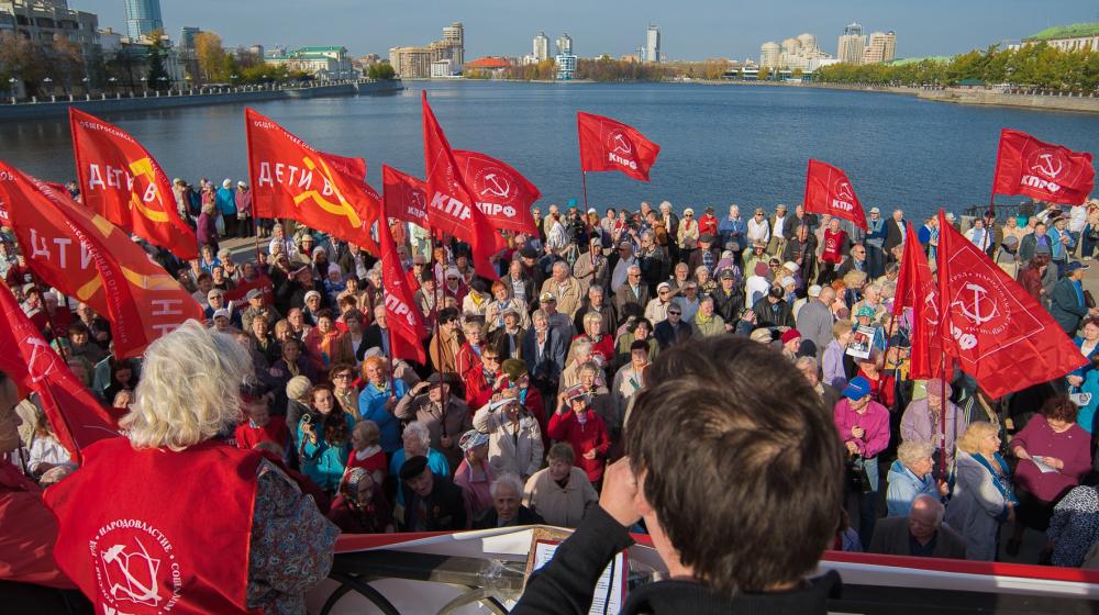 В Екатеринбурге тысячи пенсионеров вышли на митинг в поддержку закона КПРФ «О детях войны»