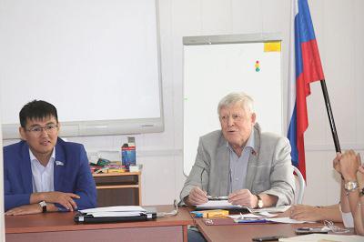 В День знаний лидер якутских коммунистов Виктор Губарев  провел лекцию на форуме «СахаСелигер»
