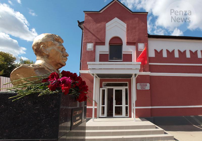 В центре Пензы установили бюст И.В. Сталину