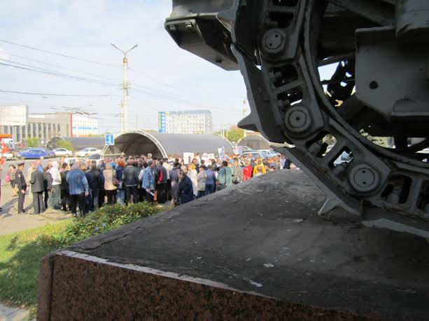 В Челябинске работники Тракторного Завода вышли на акцию протеста
