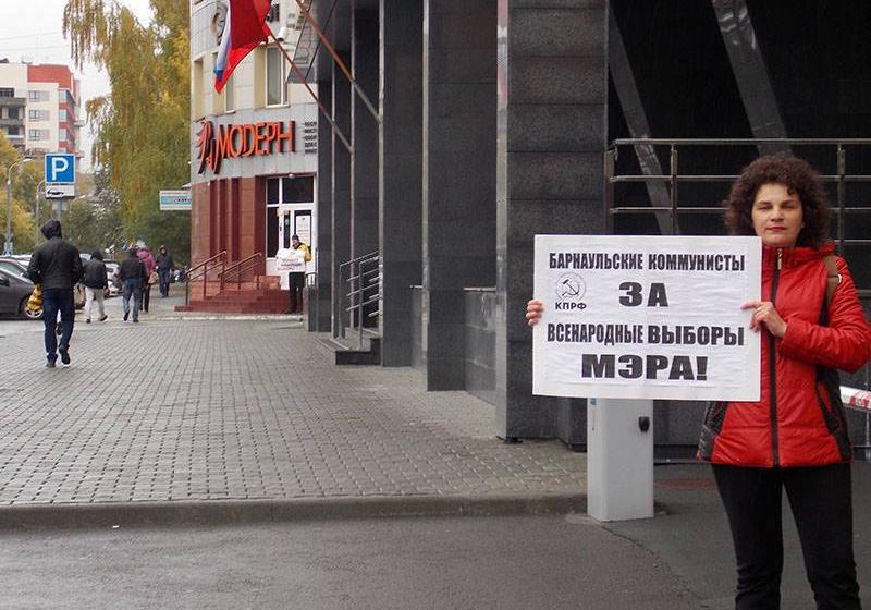 Барнаул. Блюстители порядка преследуют коммуниста, участника одиночного пикета 