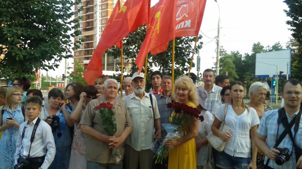 В Краснодаре открыт памятник Комсомольцам всех поколений