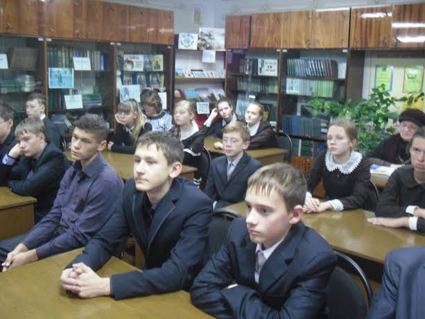 Белгородская область. По инициативе Шебекинского райкома КПРФ в местной  библиотеке прошла встреча молодёжи с автором книги «О бессмертном подвиге  пионера Вити Захарченко»