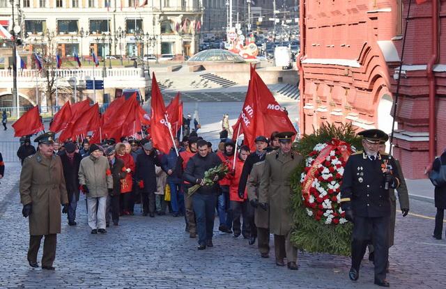 В День рождения Комсомола - цветы Ленину