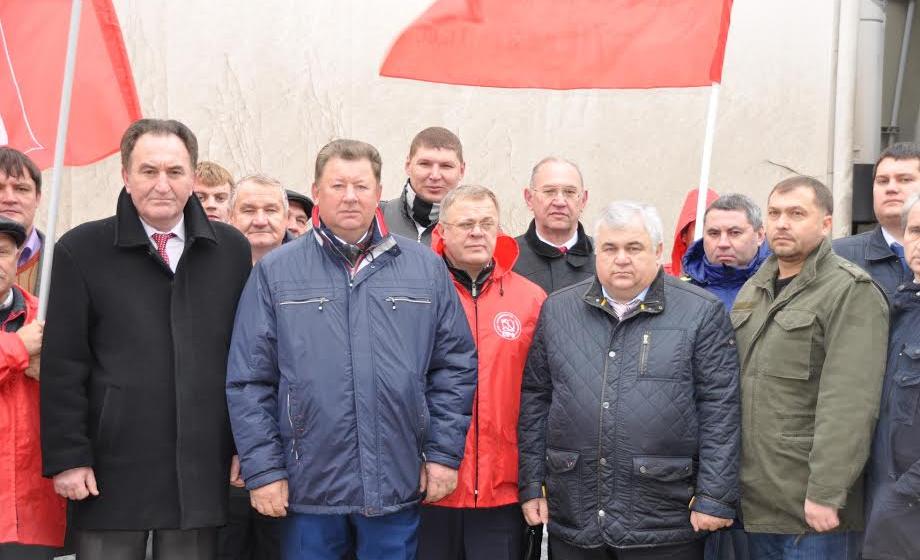 «За мир на Украине! За победу наших братьев!» Коммунисты отправили сорок третий гуманитарный конвой для жителей Новороссии