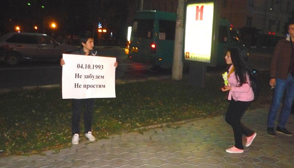 С утра и до позднего вечера тульские коммунисты проводили пикеты в память о защитниках Белого Дома