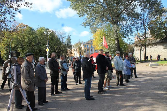В Пскове прошел митинг, посвященный памяти расстрелянных защитников Верховного Совета