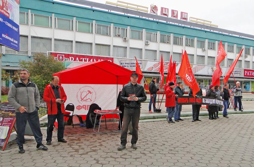 Амурская область. Благовещенские коммунисты почтили память защитников Верховного Совета