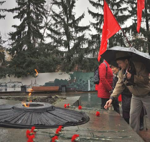 Они погибли за Советскую Родину! Свердловские коммунисты почтили память жертв "Черного октября"