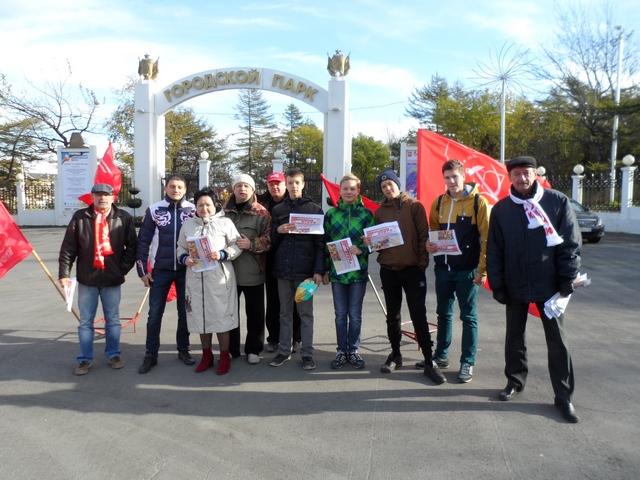 Коммунисты Магадана провели траурный пикет в память о трагических событиях октября 1993 года