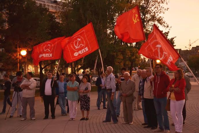 Не забудем, не простим! Митинг астраханских коммунистов в память о погибших защитниках Конституции и народовластия