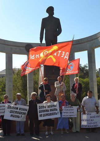 Республика Калмыкия. В Элисте прошла акция памяти защитников Дома Советов 