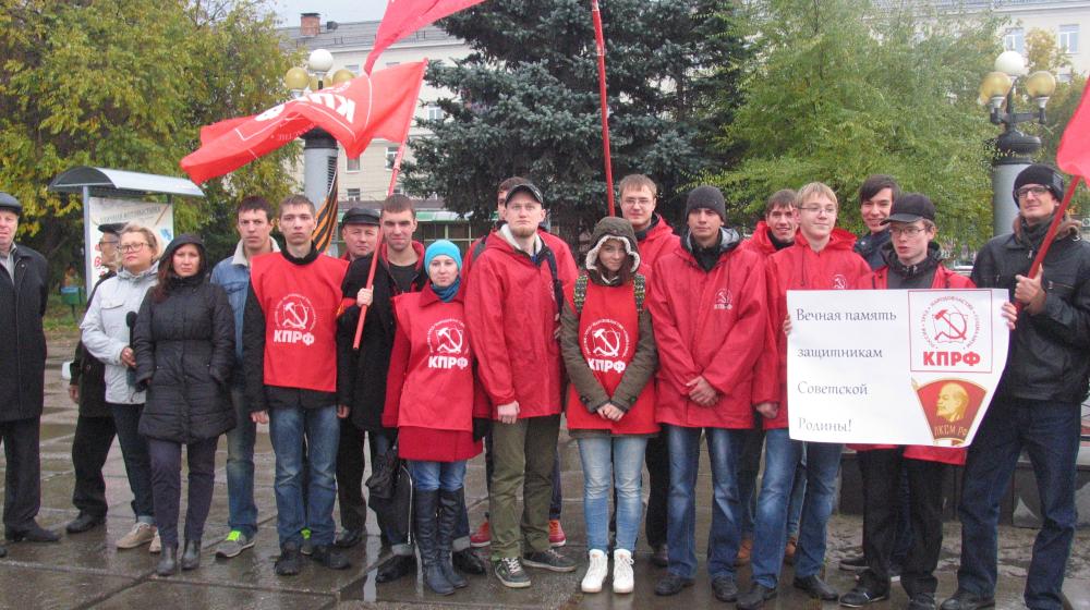 Память, не уходи… В Омске прошел пикет, посвященный памяти жертв расстрела Верховного Совета РСФСР в октябре 1993 года