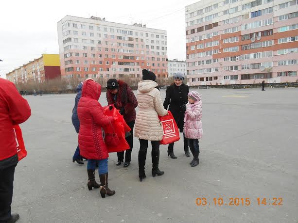 Ямало-Ненецкий АО. В Новом Уренгое коммунисты провели пикет в память защитников Верховного Совета