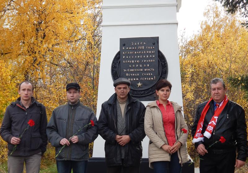 Барнаульские коммунисты организовали пикет в память о погибших у Дома Советов в 1993 году
