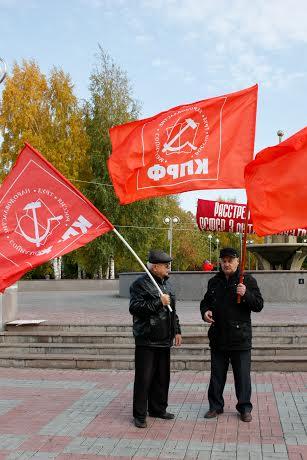 «Не забудем! Не простим!». Томские коммунисты вышли на пикет в память о защитниках Верховного Совета