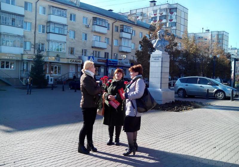 Белгородские коммунисты поздравили горожан красными гвоздиками с Днем рождения комсомола и провели социальный опрос