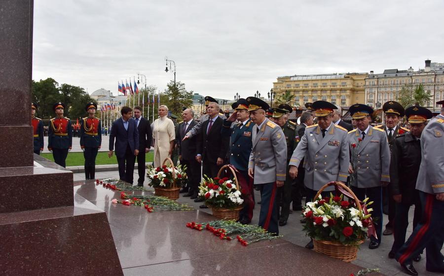 Г.А. Зюганов принял участие в возложении цветов к Могиле Неизвестного солдата в честь Дня Сухопутных войск