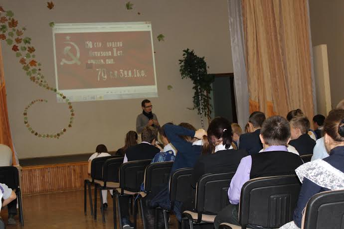 Белгородская область: Комсомольцы распроcтраняют истинный символ Победы по школам области