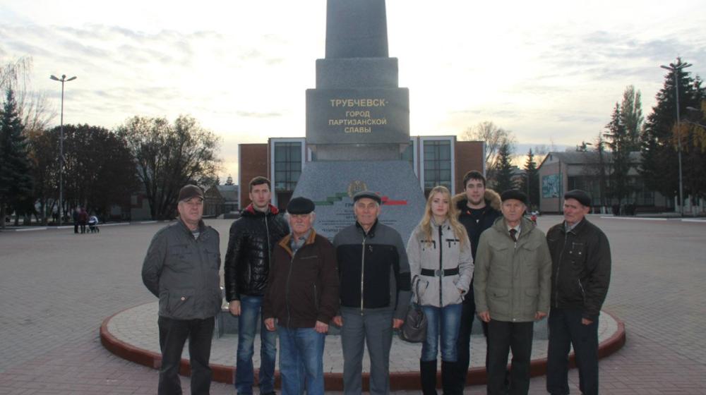 Комсомольцы Брянщины вместе со своими старшими товарищами провели вахту памяти