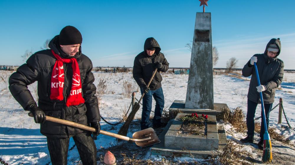 Омские комсомольцы побывали на месте братского захоронения времён Гражданской войны