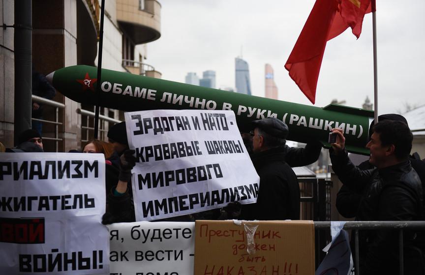 Нет преступным планам НАТО! Депутаты-коммунисты провели встречу с избирателями у посольства Турции в Москве
