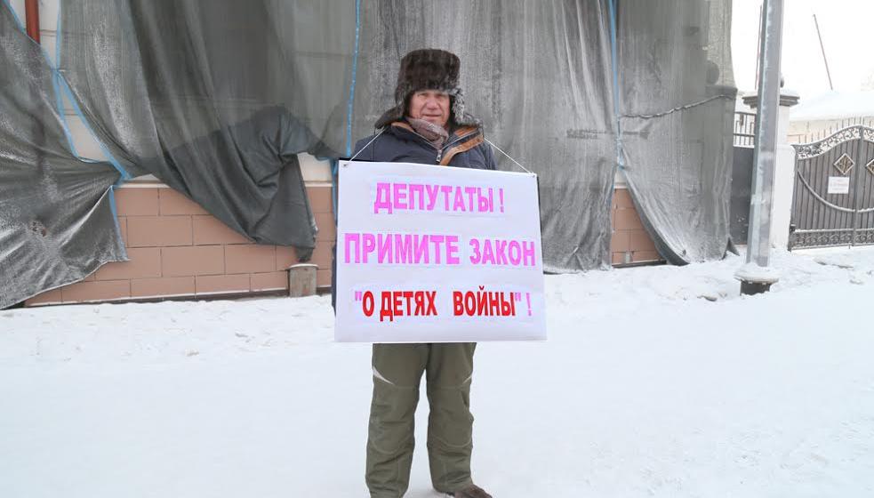 Дети войны и коммунисты Якутии второй день пикетируют Дом правительства и парламент республики