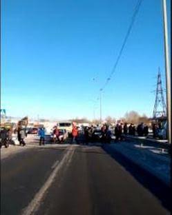 В Челябинске парализовано движение по главной городской автодороге - ее перекрыли дальнобойщики