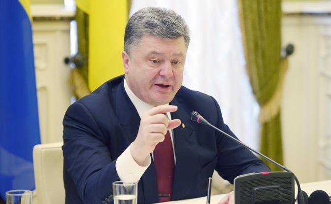 Порошенко срывает ордена. Украинским войскам приказано скрутить с боевых знамен награды за подвиги в Великой Отечественной