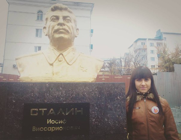 Пенза. Лидер местных коммунистов Георгий Камнев наградил участников конкурса «Революции – 98»