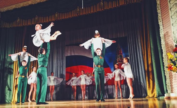 Челябинские депутаты-коммунисты наградили учеников - призёров конкурса «Наши деды ковали  Победу»