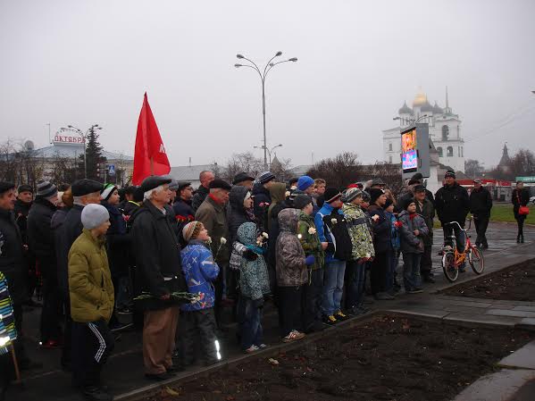 Праздник Октябрьской Революции в Пскове