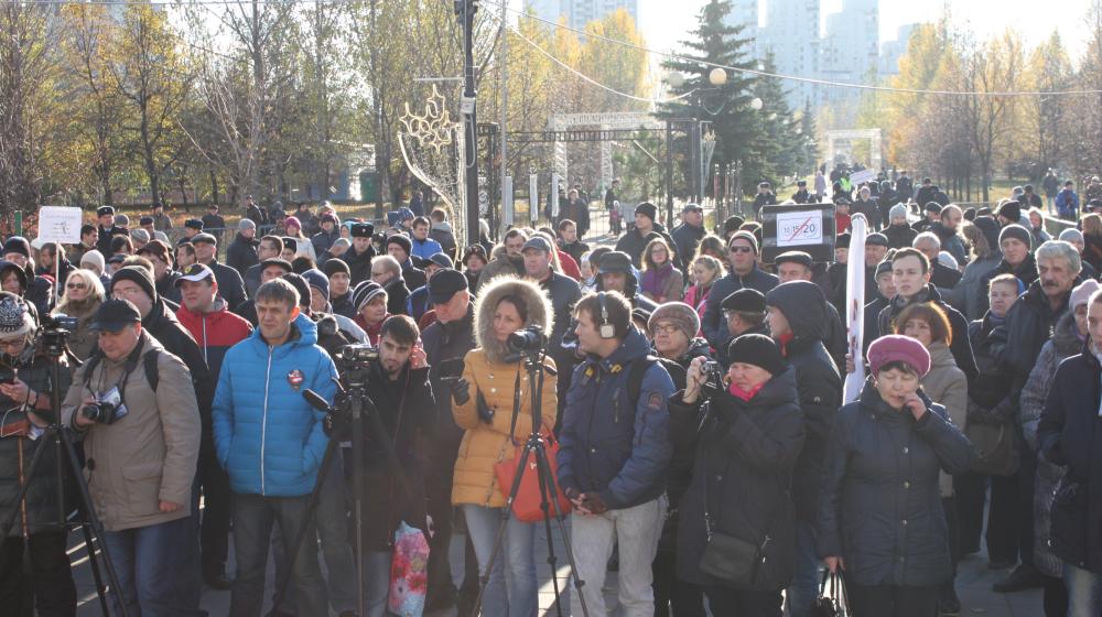 Московские коммунисты участвуют в митингах против платных парковок