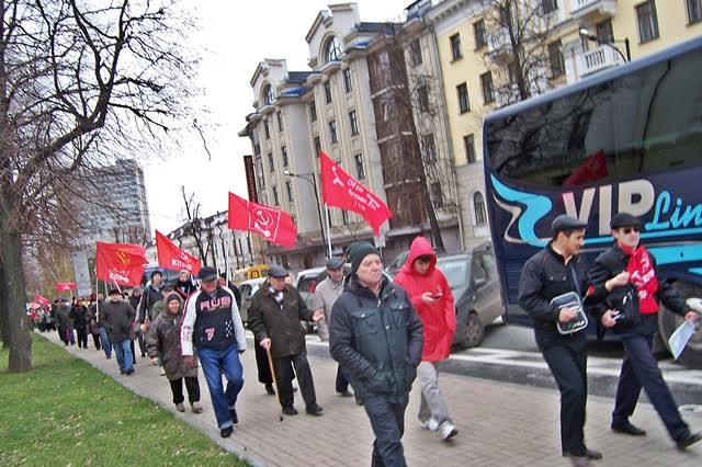 Татарстанское региональное отделение КПРФ отметило 98-ю годовщину Великой Октябрьской социалистической революции митингом и массовым шествием