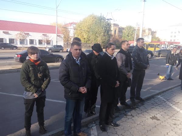 Украинские комсомольцы принесли цветы к посольству России в Киеве в память погибших в авиакатастрофе