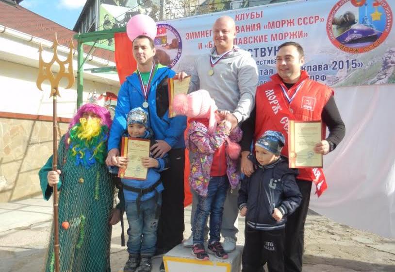 Севастопольские коммунисты провели фестиваль зимнего плавания, посвящённый 98-й годовщине Великой Октябрьской социалистической революции