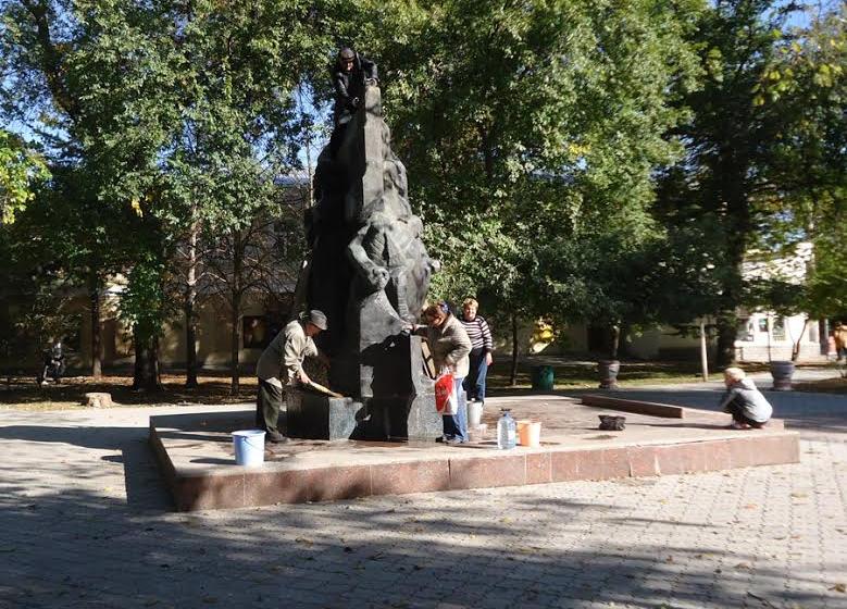 Республика Крым. Коммунисты Евпатории продолжают приводить в порядок памятники советской эпохи
