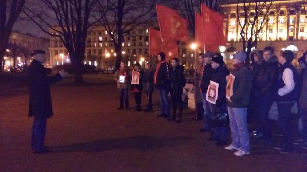 Санкт-Петербург. На пикете в честь Дня рождения Сталина комсомольцы говорили о преследовании коммунистов в наши дни