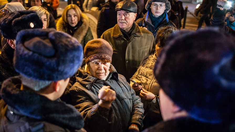 "Отставить разговорчики". Почему на встречи граждан с властью все чаще вызывают ОМОН