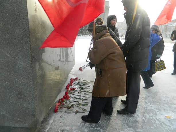 В День рождения Сталина коммунисты Новосибирска возложили цветы к портрету Вождя