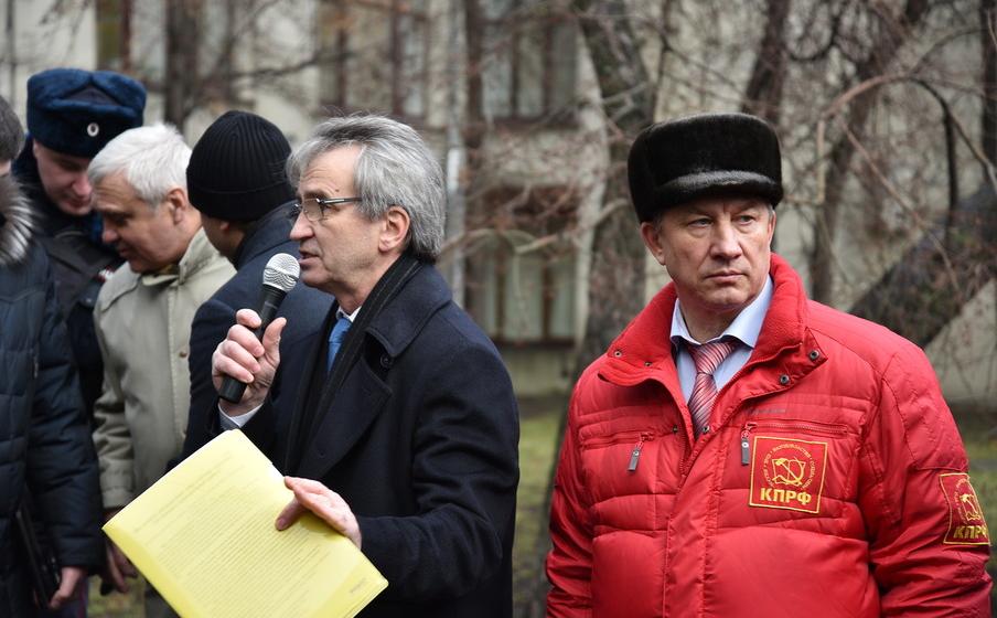 «Скоро с пешеходов начнут брать деньги за то, что они топчут асфальт». В столице протестуют против платных парковок