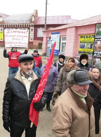 Руководитель фракции КПРФ в Госсовете Чувашии Дмитрий Евсеев выступил перед протестующими сельчанами