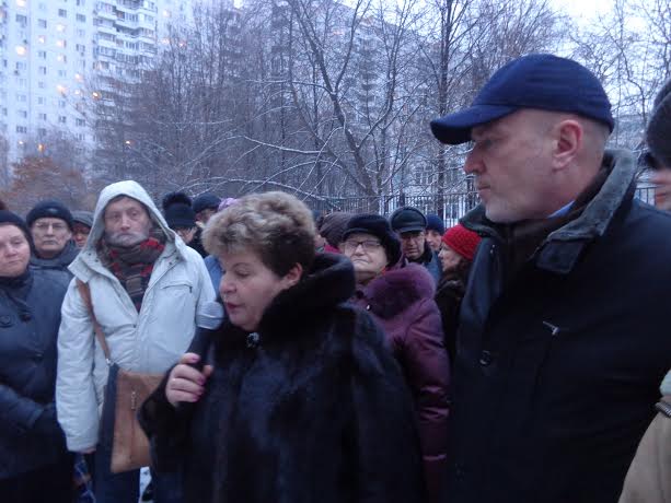 День Конституции коммунисты и жители столицы отметили митингом против коммерческой стройки