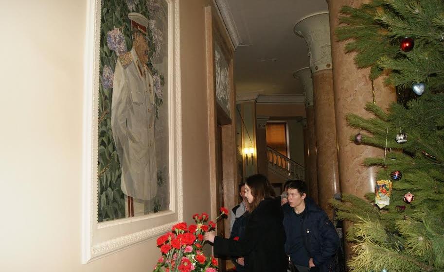 В День рождения Сталина сталинградские коммунисты возложили цветы к портрету Вождя