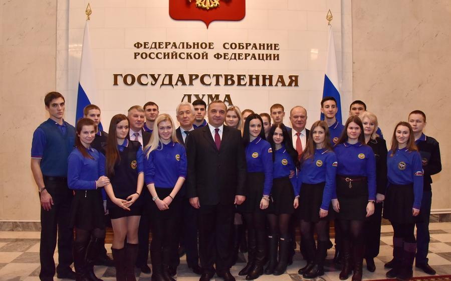 «Мы первыми приходим на помощь и служим людям». Г.А. Зюганов принял участие в открытии выставки, посвященной 25-летию МЧС России