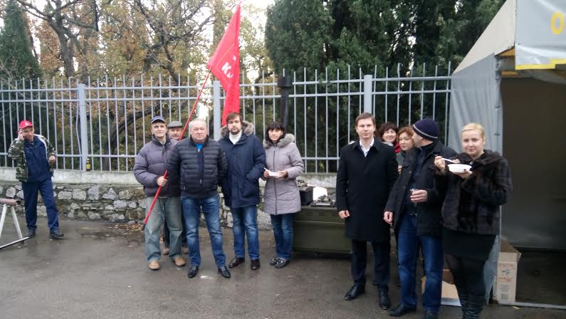 Ялтинское отделение КПРФ помогает крымчанам справляться с трудностями