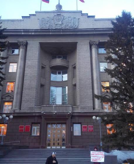 Комсомол Красноярска провёл два одиночных пикета в поддержку законопроекта КПРФ о "Детях войны"